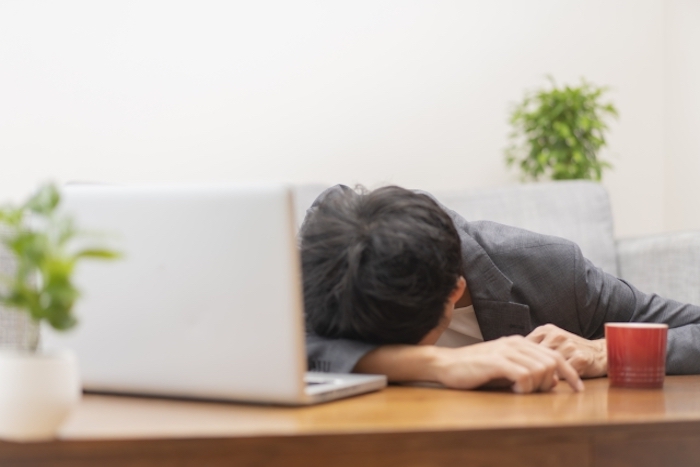 在宅ワーク疲労の解消法を知りたい男性