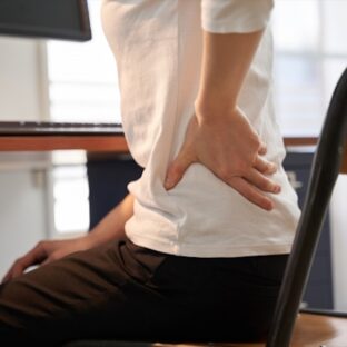 在宅ワークで腰痛になる原因は？注意したい座り方や予防方法を紹介