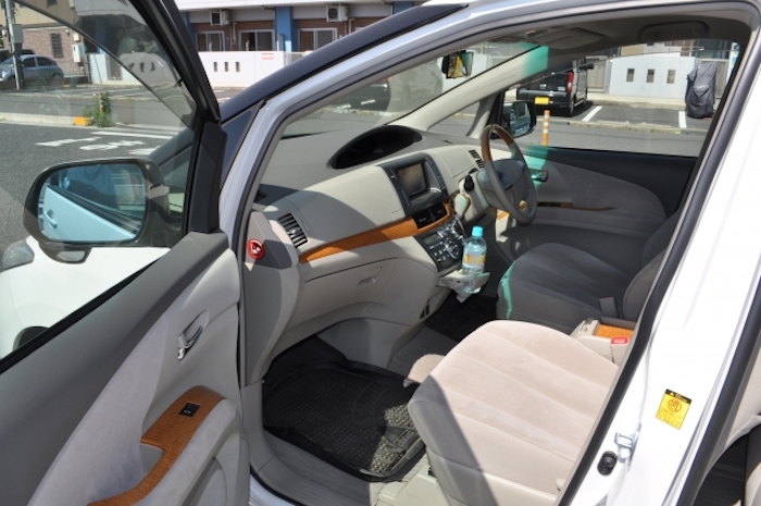 フットレストを置くメリットの多い助手席