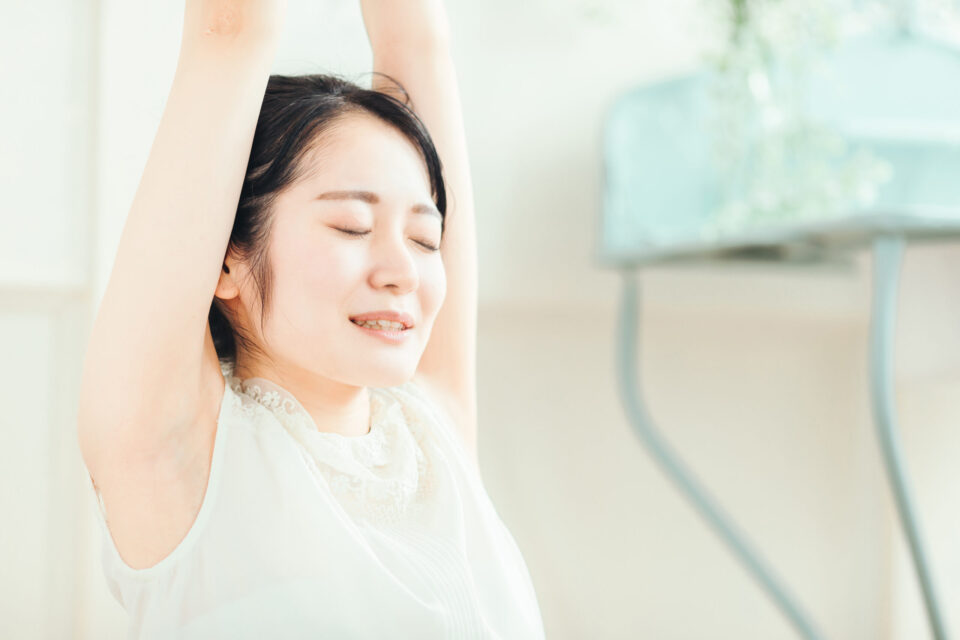 リフレッシュ方法を試す在宅勤務の女性