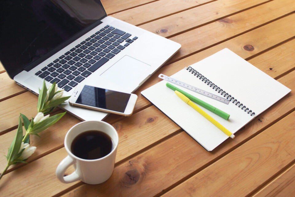 在宅勤務を楽しむ工夫が施されたデスク