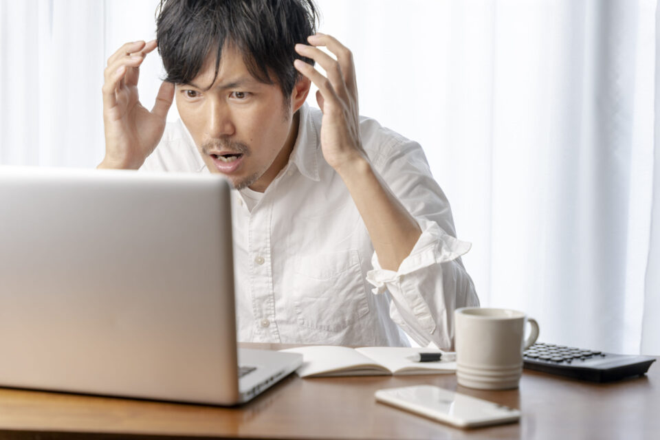 ストレスの原因を探る在宅勤務の男性
