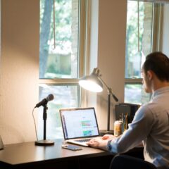 デスクワークで疲れないための工夫！疲れの予防法も解説